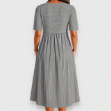 Célia | Vestido midi listrado com detalhes de botões e bolsos