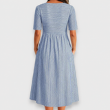 Célia | Vestido midi listrado com detalhes de botões e bolsos