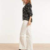 Blusa Feminina com Estampado Floral Refinado e Decote V | Black White