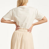 Dames T-Shirt Met Borduurdetail En Hartvormige Accenten | Off White - Sand