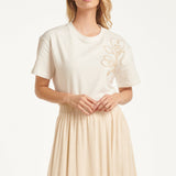 Dames T-Shirt Met Borduurdetail En Hartvormige Accenten | Off White - Sand
