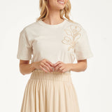 Dames T-Shirt Met Borduurdetail En Hartvormige Accenten | Off White - Sand