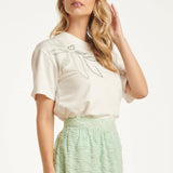 Dames T-Shirt Met Geborduurde Bloemprint | Off White - Soft Green