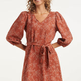 Vestido Elegante com Estampado Floral e Cinto | Brique