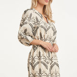 Vestido Cingido Elegante com Bordado Rico | Sand - Black