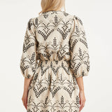 Vestido Cingido Elegante com Bordado Rico | Sand - Black