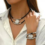 Conjunto Atemporal de Colar e Pulseira em Camadas