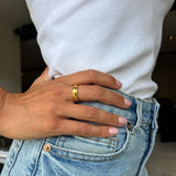 anel anti-ansiedade dourado com padrão minimalista