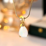 Colar Dourado com Pendente de Opala em Gota