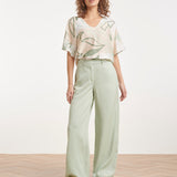 Losse Top met Groene en Beige Bladprint en V-Hals | Soft Green - Muticolour
