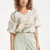 Losse Top met Groene en Beige Bladprint en V-Hals | Soft Green - Muticolour