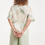 Losse Top met Groene en Beige Bladprint en V-Hals | Soft Green - Muticolour
