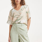 Losse Top met Groene en Beige Bladprint en V-Hals | Soft Green - Muticolour