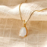 Colar Dourado com Pendente de Opala em Gota