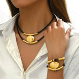 Conjunto Atemporal de Colar e Pulseira em Camadas