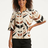 Blusa de Tecido Travel com Estampado Azteca Gráfico e Manga Curta | Sand - Multicolor