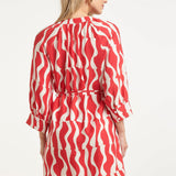 Vestido com Decote V e Estampado Ondulado Vermelho com Cinto | Red - White