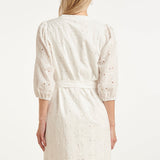 Vestido Branco de Bordado Inglês com Decote V e Cinto | White