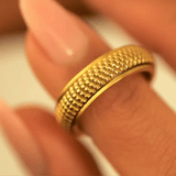 anel giratório dourado entrançado