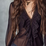 Blusa Retro Romântica em Chiffon Transparente com Aplicação de Renda Preta e Folhos