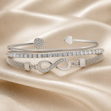 Coleção de Pulseiras com Strass em Ouro Branco e Motivo Infinito