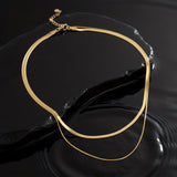 Colar em Camadas com Serpentes em Ouro Branco