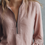 Blusa Vintage de Mangas Compridas com Gola de Fecho e Punhos de Renda