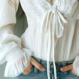 Blusa Boho com Decote em V, Folhos, Pregas e Laço Frontal em Renda Branca