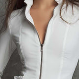 Blusa Justa com Fecho Frontal, Gola de Folhos com Renda e Punhos de Sino