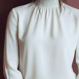 Blusa Branca Elegante de Gola Alta com Punhos Franzidos e Pormenores de Folho