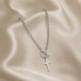 Colar Moderno com Fecho Toggle em Ouro Branco e Pingente em Cruz