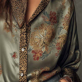 Camisa de Cetim Floral com Remates em Estampado Animal