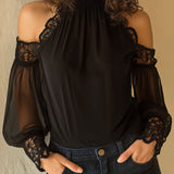 Blusa Preta Elegante de Chiffon com Renda, Gola Alta e Ombros à Mostra