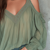 Blusa Boho de Renda com Decote em V e Ombros à Mostra