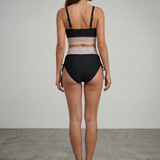Lara | O biquíni que mantém sua barriga chapada