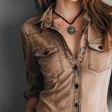 Blusa Retro com Costuras Contrastantes e Efeito Lavado