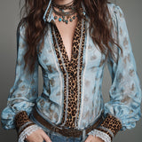 Blusa Retro Justa com Estampado de Leopardo e Debrum de Renda