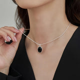 Colar Oval Refinado em Ouro Branco