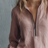 Blusa Vintage de Mangas Compridas com Gola de Fecho e Punhos de Renda
