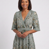 Evadne | Vestido Longo Floral com Decote em V e Manga Curta
