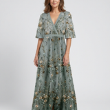 Evadne | Vestido Longo Floral com Decote em V e Manga Curta