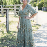 Evadne | Vestido Longo Floral com Decote em V e Manga Curta