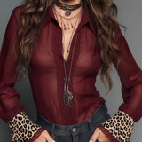 Blusa Retro Justa em Chiffon com Estampado de Leopardo e Debrum de Renda