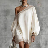 Olivia Vestido Mini de Renda com Ombros à Mostra e Mangas Bufantes