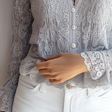 Camisa de Renda Elegante com Decote em V, Botões e Manga Comprida