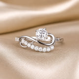 Anel "Onda Infinita" em Moissanite e Ouro Branco